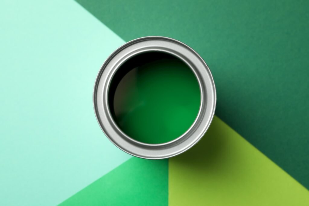 Lata de tinta verde sobre fundo multicolorido, vista superior | Epóxi ou Poliuretano